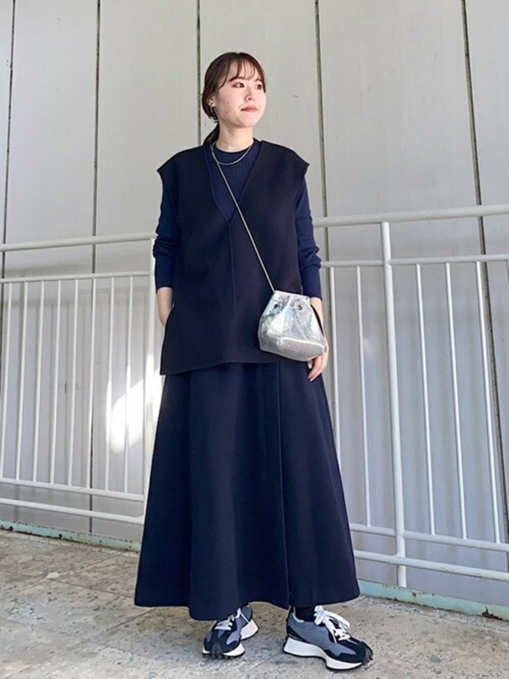 「スニーカー、フレアスカート、カジュアル、ワントーンコーデ、ネイビー、ベスト、大人カジュアル、カシミヤ、SHIPS for women、メッシュバッグ」｜「SHIPSのSUPER140 オーバーベスト◆（ベスト、ブルー系）」を使った、小林さん（レディース・153cm）の秋コーディネートの1枚目の写真
