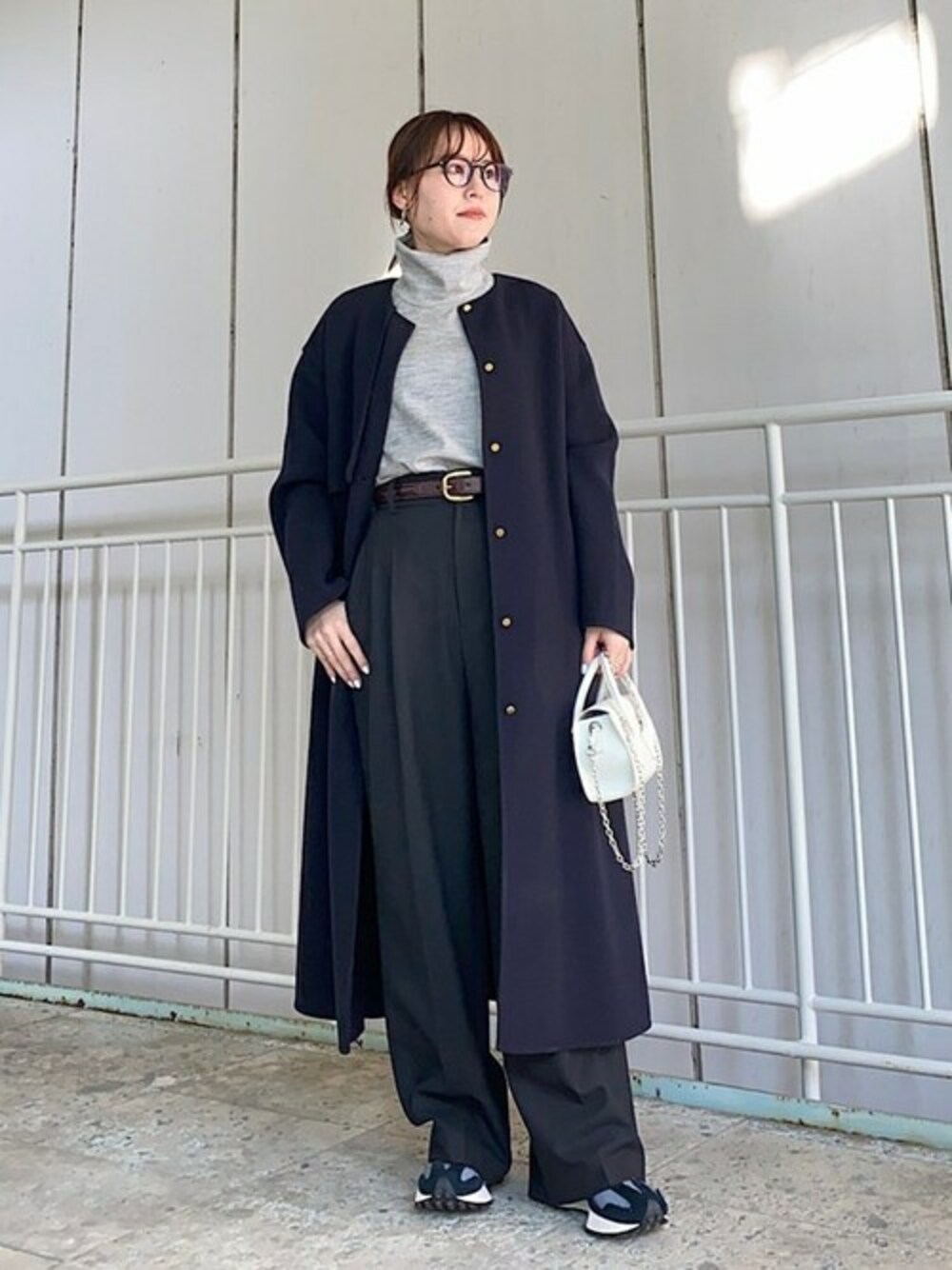 「スニーカー、シンプル、大人カジュアル、ノーカラーコート、ワイドパンツ、ドルマンスリーブ、ハイネックニット、ミニバッグ、SHIPS for women、assiette」｜「SHIPSのSUPER140 トレンチディテールコート◆（ノーカラーコート、ブルー系）」を使った、小林さん（レディース・153cm）の秋コーディネートの1枚目の写真
