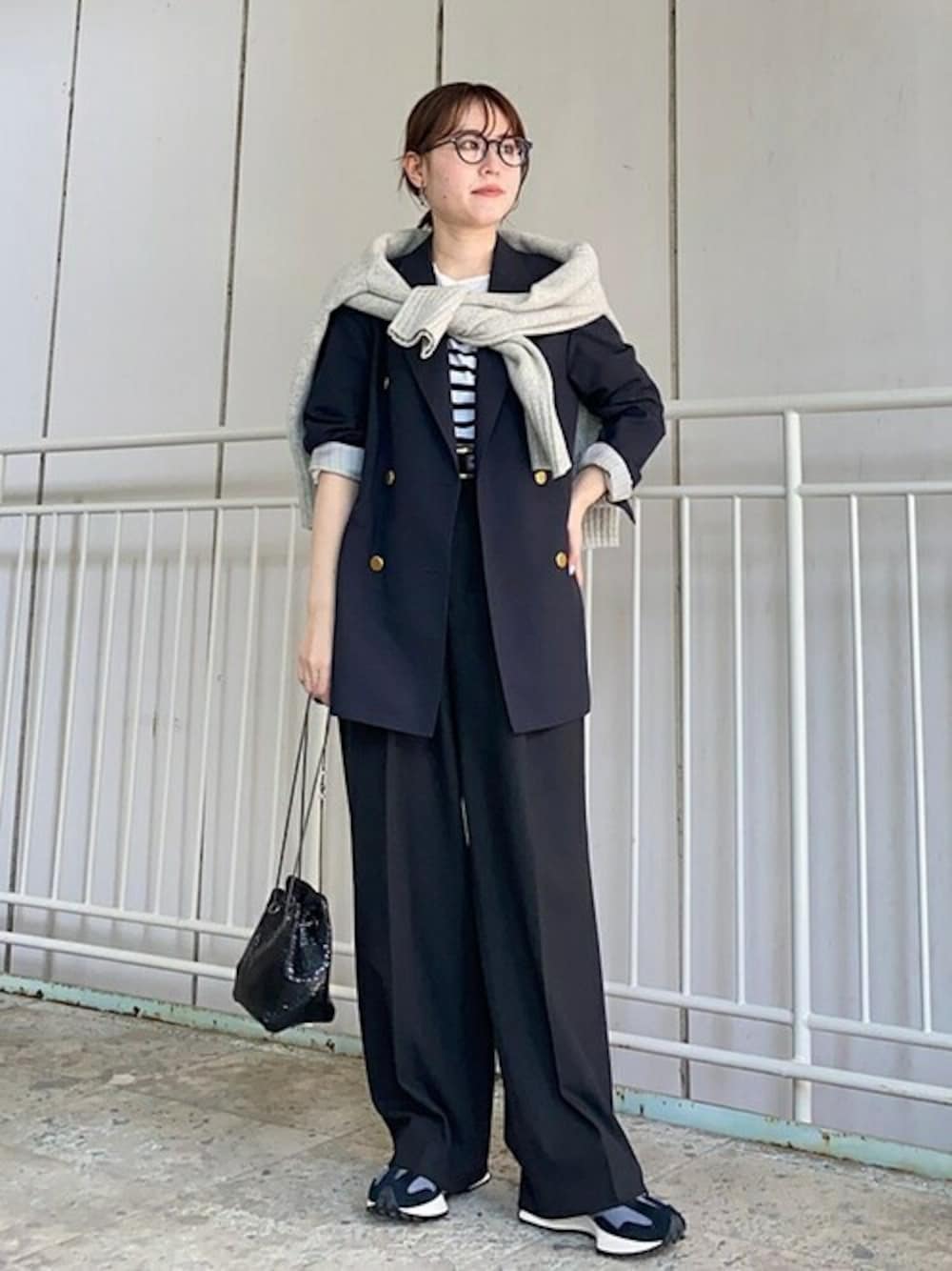 「スニーカー、ジャケット、ボーダー、タートルネック、大人カジュアル、ワイドパンツ、カシミヤ、きれいめカジュアル、SHIPS for women、メッシュバッグ」｜「SHIPSの〈手洗い可能〉5Gウールカシミヤタートルネック◆（ニット/セーター、グレー系）」を使った、小林さん（レディース・153cm）の秋コーディネートの1枚目の写真