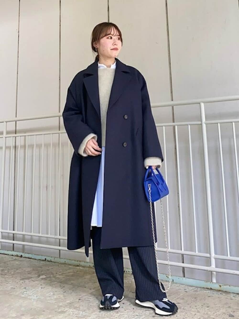 「コート、レイヤードスタイル、大人カジュアル、メルトンコート、ミニバッグ、SHIPS for women、ドロストパンツ、シャツチュニック、TICCA、フォックスニット」｜「SHIPSのSUPER170 メルトンコート◆（その他アウター、ブルー系）」を使った、小林さん（レディース・153cm）の秋コーディネートの1枚目の写真