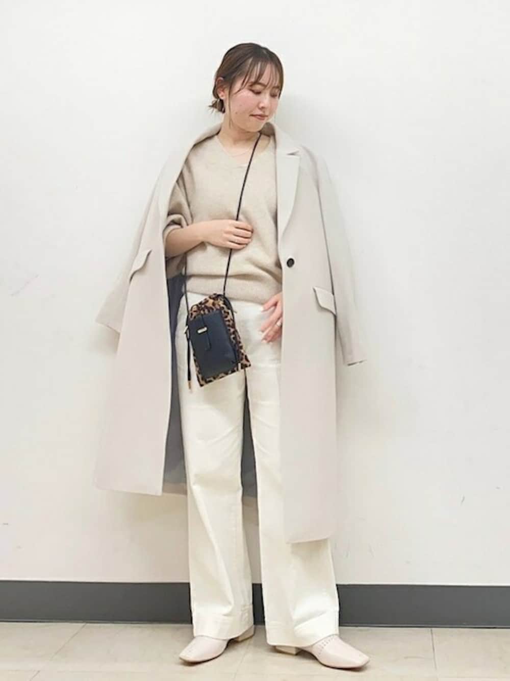 「ニット、チェスターコート、ワントーンコーデ、ベージュ、大人カジュアル、コーデュロイパンツ、シンプルコーデ、SHIPS for women、ボリューム袖、スマホショルダー」｜「SHIPSのチェスターコート 22FW◆（チェスターコート、グレー系）」を使った、小林さん（レディース・153cm）の冬コーディネートの1枚目の写真