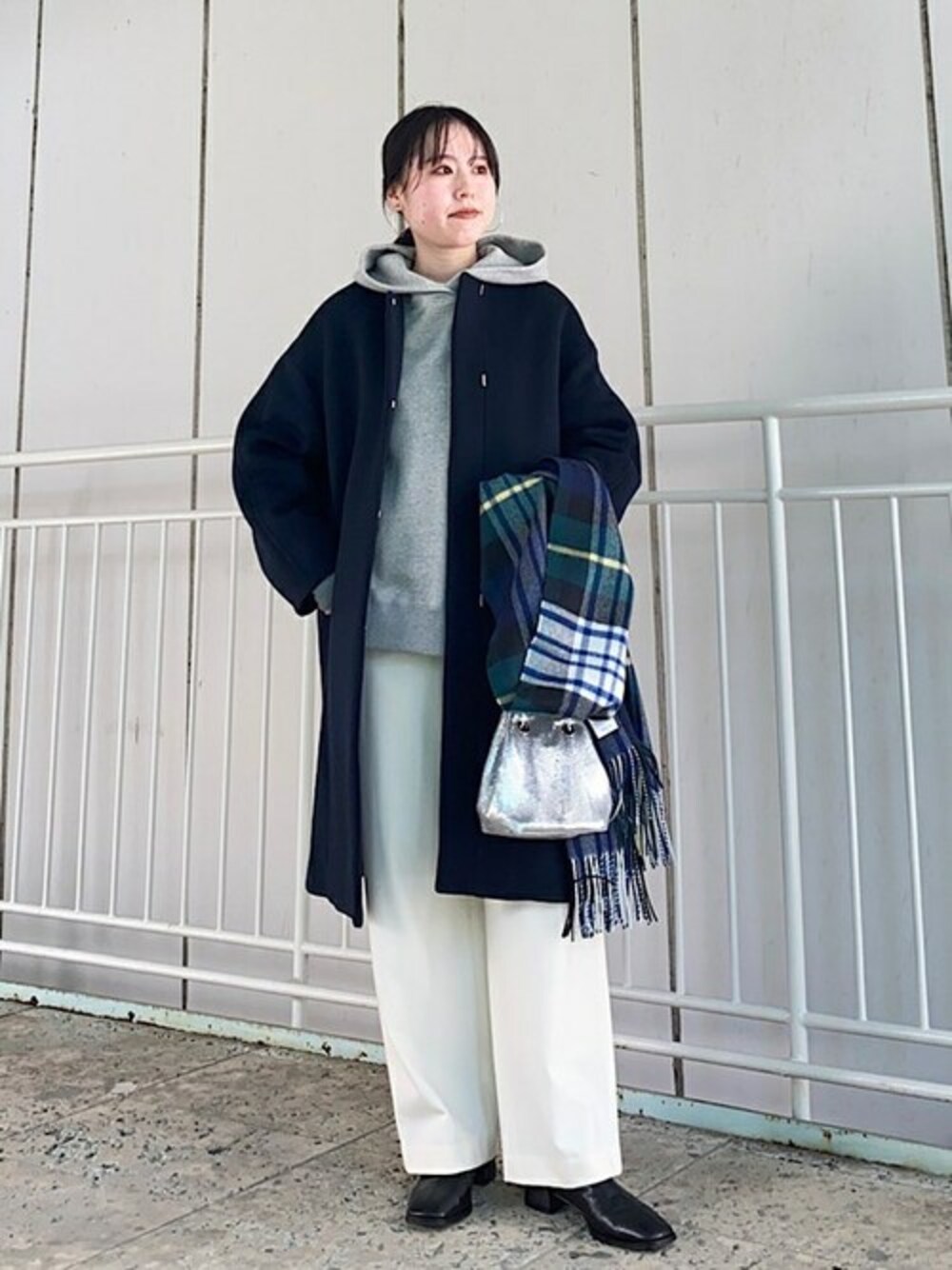 「カジュアル、グレー、チェックストール、冬コーデ、ノーカラーコート、大人コーデ、コクーンシルエット、SHIPS for women、ドロストパンツ、Nell」｜「SHIPSのSUPER140 ノーカラー コクーン コート◆（ノーカラーコート、ブルー系）」を使った、小林さん（レディース・153cm）の冬コーディネートの1枚目の写真