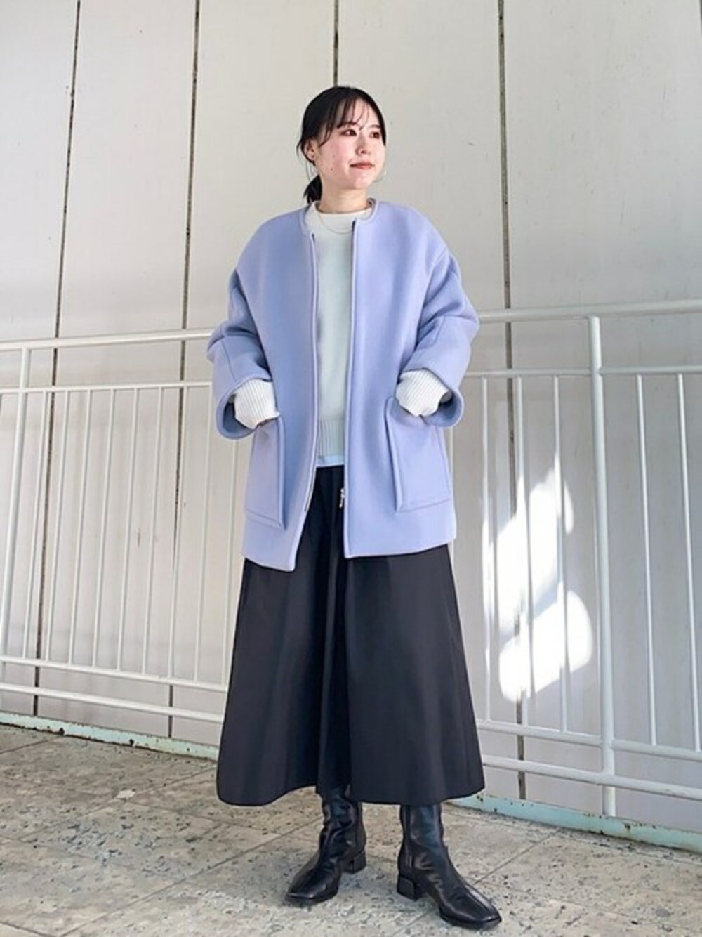 「ニット、フレアスカート、シンプル、冬コーデ、大人カジュアル、ノーカラーコート、カシミヤ、ショートコート、きれいめカジュアル、SHIPS for women」｜「SHIPSのBellandi SUPER130 ショートコート◆（ノーカラーコート、ブルー系）」を使った、小林さん（レディース・153cm）の冬コーディネートの1枚目の写真