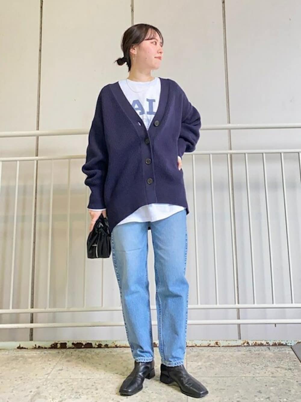 「デニム、シンプル、ニットカーディガン、別注、大人カジュアル、デニムパンツ、春コーデ、SHIPS for women、upperhights、add culumn」｜「SHIPSの〈手洗い可能〉コットンポリ ローゲージ Vネック カーディガン◇（カーディガン/ボレロ、ブルー系）」を使った、小林さん（レディース・153cm）の冬コーディネートの1枚目の写真