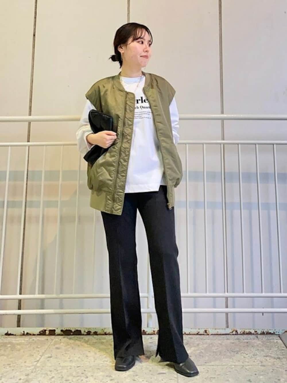 「トレンド、ロゴT、ベスト、大人カジュアル、フレアパンツ、シンプルコーデ、春コーデ、SHIPS for women、MA-1ベスト、add culumn」｜「Odubの【SHIPS別注】Odub: MA-1 ベスト◇（MA-1、グリーン系）」を使った、小林さん（レディース・153cm）の冬コーディネートの1枚目の写真