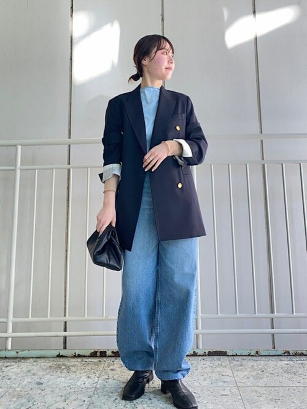 「ジャケット、デニム、紺ブレ、オーバーサイズ、大人カジュアル、きれいめカジュアル、春コーデ、SHIPS for women、upper hights、add culumn」｜「SHIPSのPrimary NavyLabel:ダブルジャケット 22SS（テーラードジャケット、ブルー系）」を使った、小林さん（レディース・153cm）の冬コーディネートの1枚目の写真