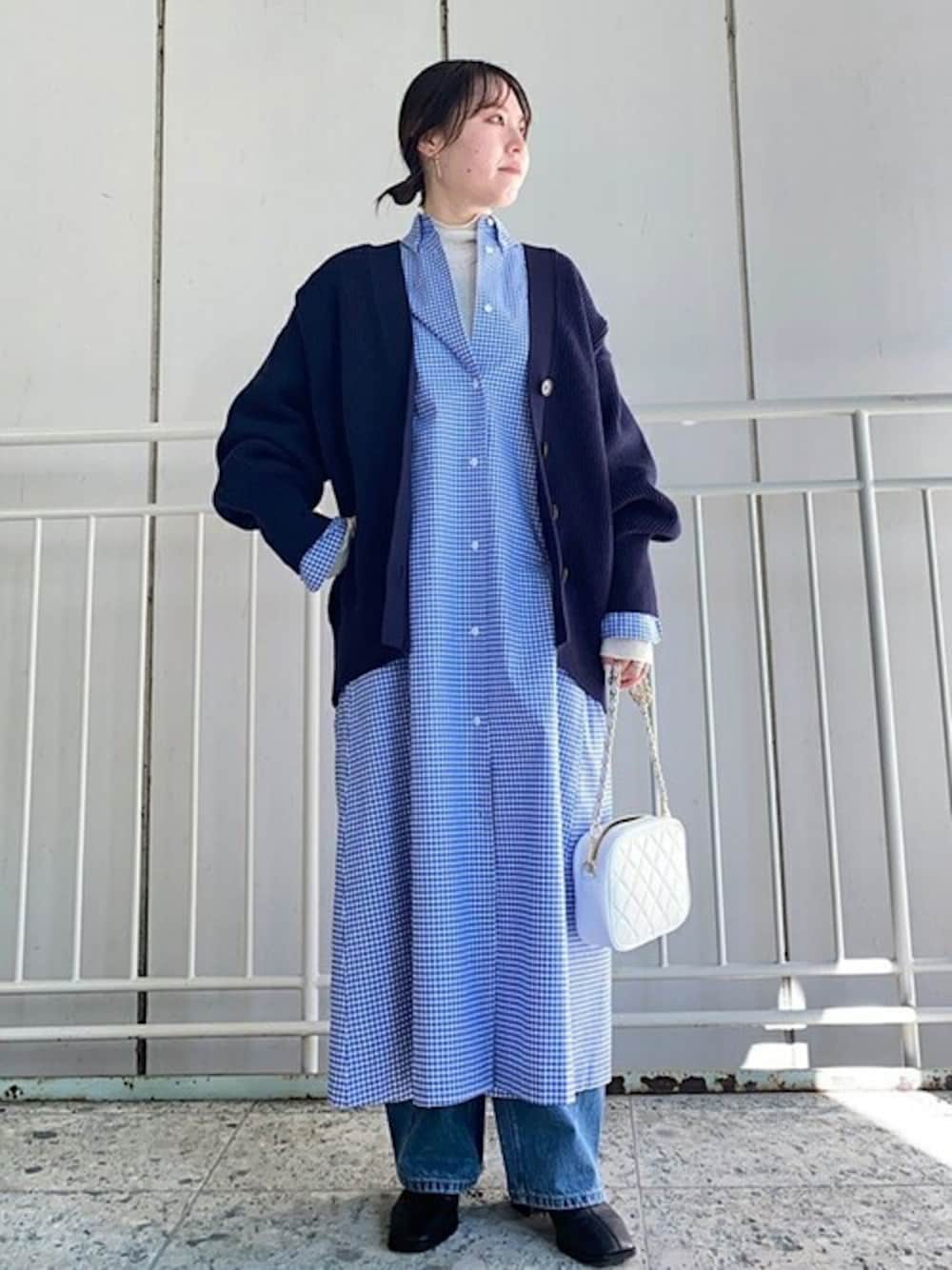 「チェックシャツ、ニットカーディガン、レイヤードスタイル、ギンガムチェック、デニムパンツ、シャツワンピ、きれいめカジュアル、春コーデ、SHIPS for women、odub」｜「SHIPSのPrimary NavyLabel:〈手洗い可能〉ギンガム チェック ボタンダウン ワンピース（ワンピース、ブルー系）」を使った、小林さん（レディース・153cm）の冬コーディネートの1枚目の写真