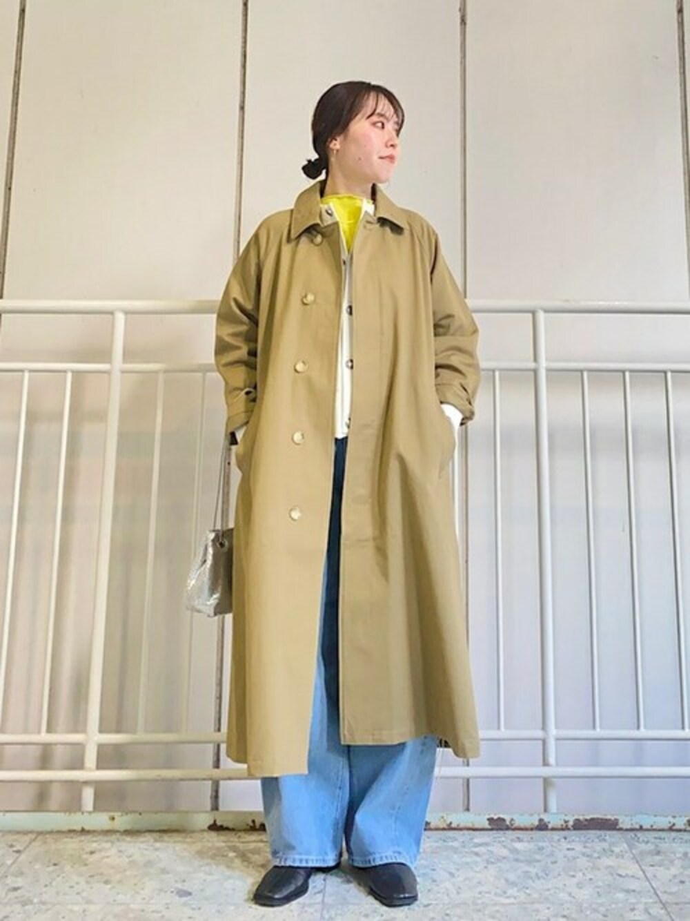 「ステンカラーコート、大人カジュアル、デニムパンツ、春ニット、SHIPS for women、カレッジロゴ、シアースリーブ、スウェットカーディガン、＋81branca、odub」｜「SHIPSのlittle black:メタルメッシュバッグ（ハンドバッグ、シルバー系）」を使った、小林さん（レディース・153cm）の冬コーディネートの1枚目の写真