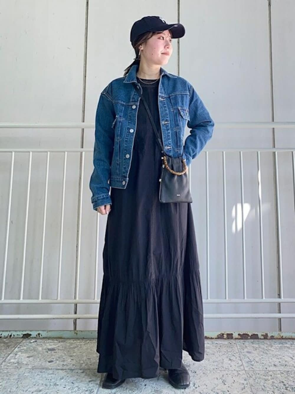 「ワンピース、デニムジャケット、キャップ、NEW ERA、大人カジュアル、Gジャン、春コーデ、レースワンピース、SHIPS for women、バンブーバック」｜「SHIPSのBIT BLUE×ASUKA WADAデニムJK（デニムジャケット、ブルー系）」を使った、小林さん（レディース・153cm）の冬コーディネートの1枚目の写真