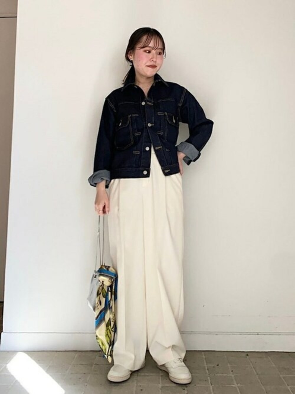「スニーカー、デニム、デニムジャケット、スカーフ、大人カジュアル、Gジャン、ワイドパンツ、春コーデ、SHIPS for women、manipuri」｜「SHIPSの〈手洗い可能〉セミワイドパンツ（その他パンツ、ホワイト系）」を使った、小林さん（レディース・153cm）の冬コーディネートの1枚目の写真