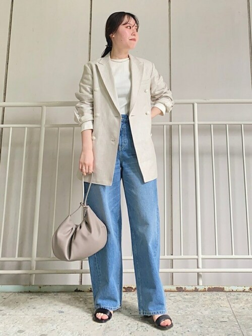 「ジャケット、ベージュ、大人カジュアル、デニムパンツ、シンプルコーデ、春コーデ、リネンジャケット、SHIPS for women、ストラップサンダル、ローライズ」｜「SHIPSのPrimary NavyLabel:ヘリンボーン ジャケット（その他アウター、ベージュ系）」を使った、小林さん（レディース・153cm）の春コーディネートの1枚目の写真