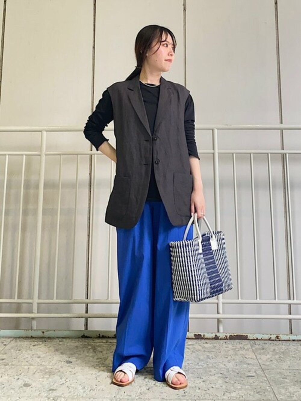 「カラーパンツ、ベスト、シップス、ワイドパンツ、SHIPS、リネン、ジレ、かごバッグ、シップス フォー ウィメン(SHIPS for women)、SHIPS for women」｜「SHIPSの〈手洗い可能〉PLA ライト 天竺 ロングスリーブ TEE◇（Tシャツ/カットソー、ブラック系）」を使った、小林さん（レディース・153cm）の春コーディネートの1枚目の写真
