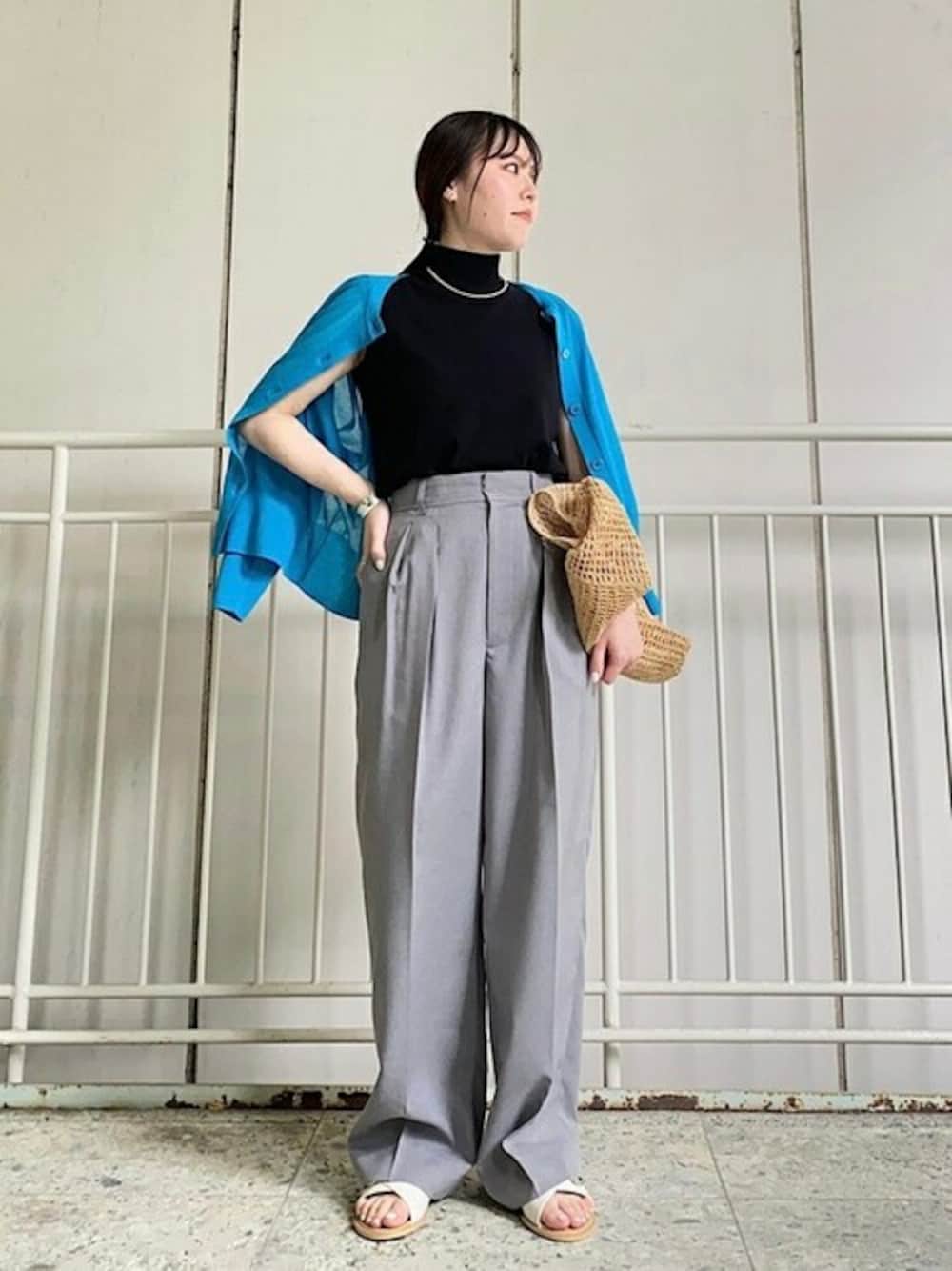 「カーディガン、スラックス、大人カジュアル、サンダル、かごバッグ、ノースリーブ、SHIPS for women、シルバーアクセサリー、gicipi、カラー×コーデ」｜「SHIPSのPrimary NavyLabel:〈手洗い可能〉NOIR クルー カーディガン（カーディガン/ボレロ、ブルー系）」を使った、小林さん（レディース・153cm）の春コーディネートの1枚目の写真