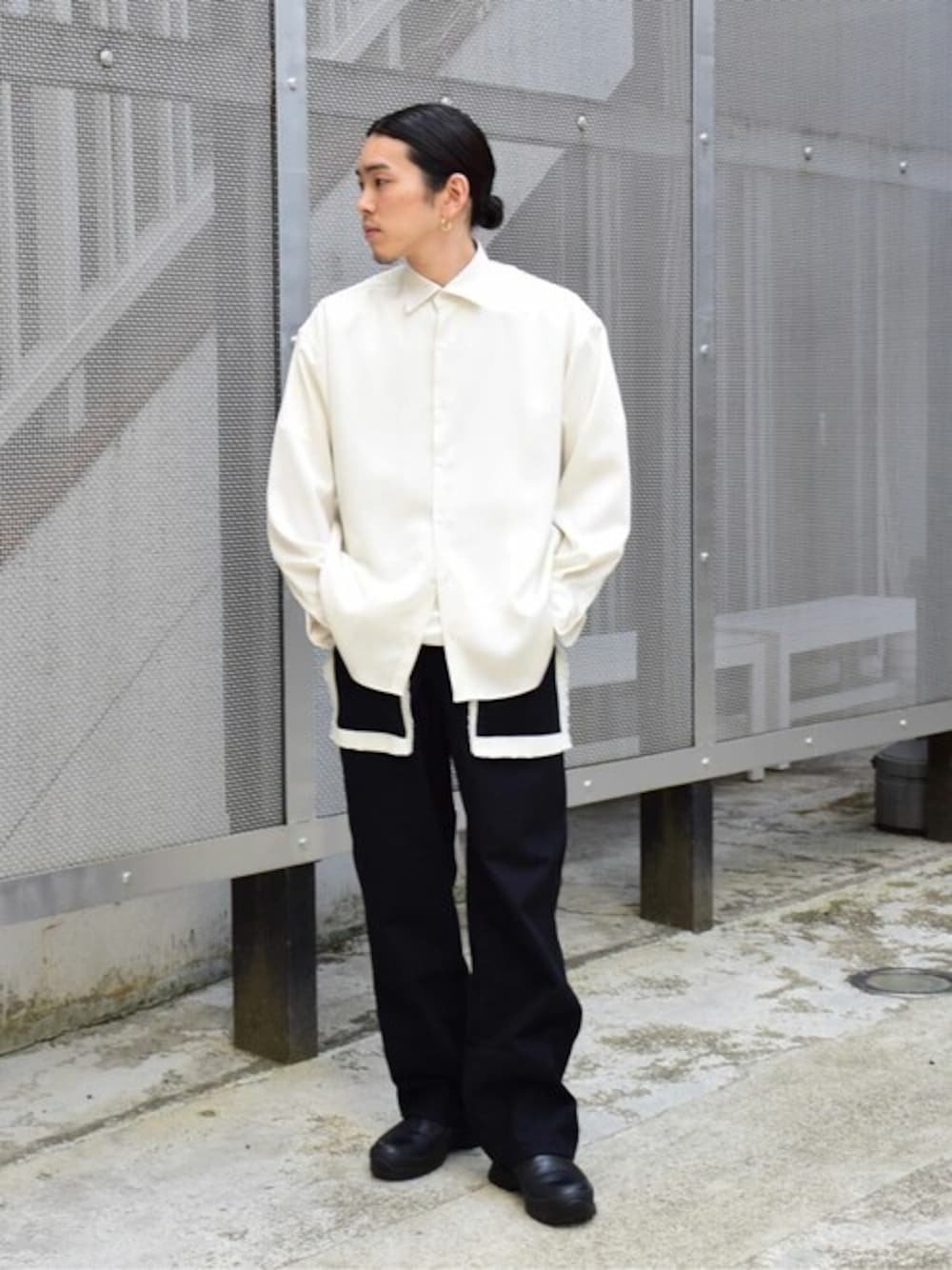「＃デニム、#春コーデ、#シンプルコーデ、#低身長、#今日のコーデ」｜「UNITED TOKYOのCOLD DRY ロングスリーブシャツ（シャツ/ブラウス、ホワイト系）」を使った、UTmensSTAFFさん（メンズ・176cm）の春コーディネートの1枚目の写真