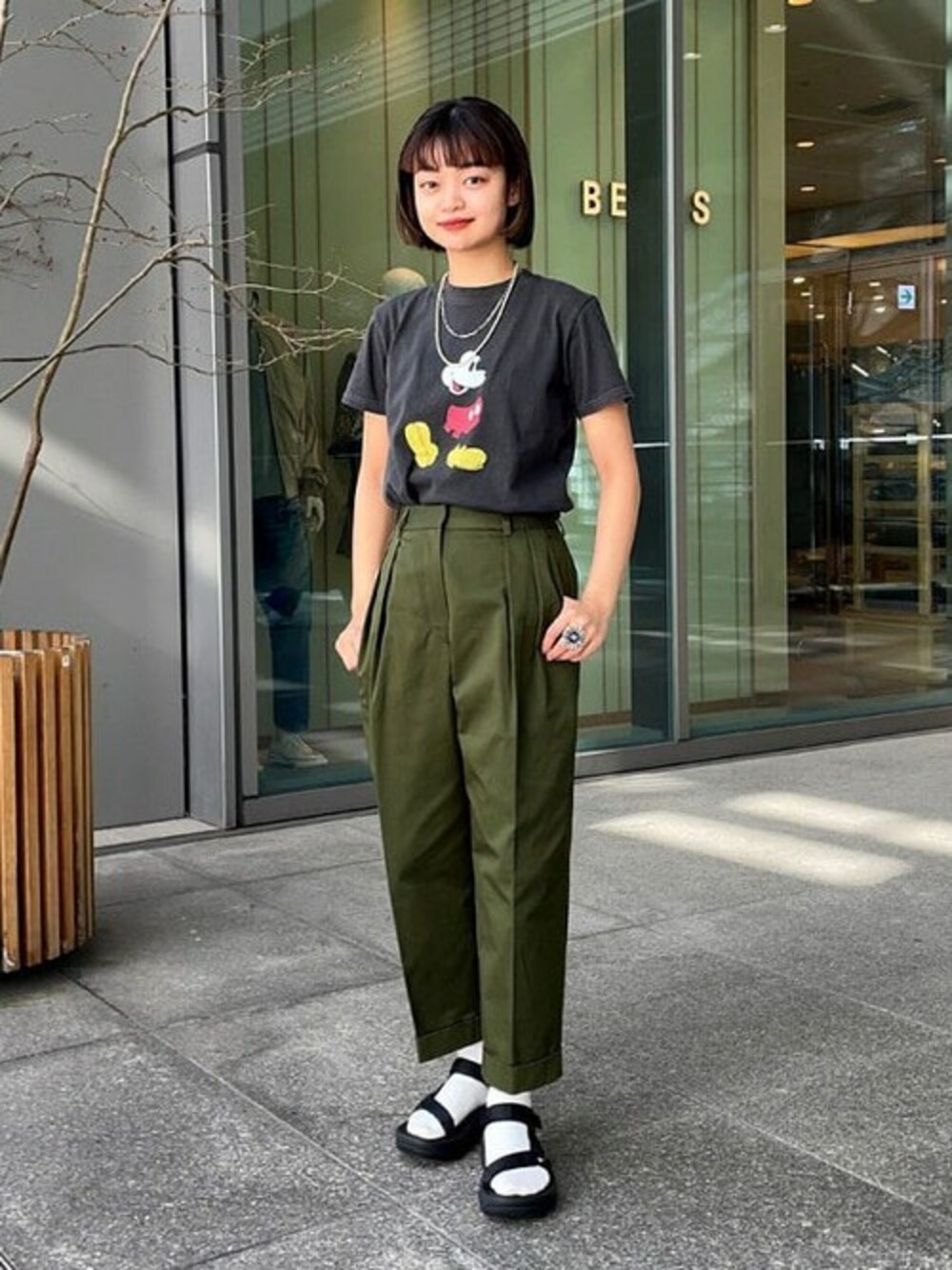「テーパードパンツ、ミッキー、大人カジュアル、BEAMS LIGHTS、Ray BEAMS、レイビームス、キャラT、teva、スポサン、ビームスライツ」｜「GOOD ROCK SPEEDのGOOD ROCK SPEED × BEAMS LIGHTS / 別注 ミッキー プリント Tシャツ 2（Tシャツ/カットソー、グレー系）」を使った、BEAMS LIGHTS Women'sさん（レディース・159cm）の春コーディネートの1枚目の写真