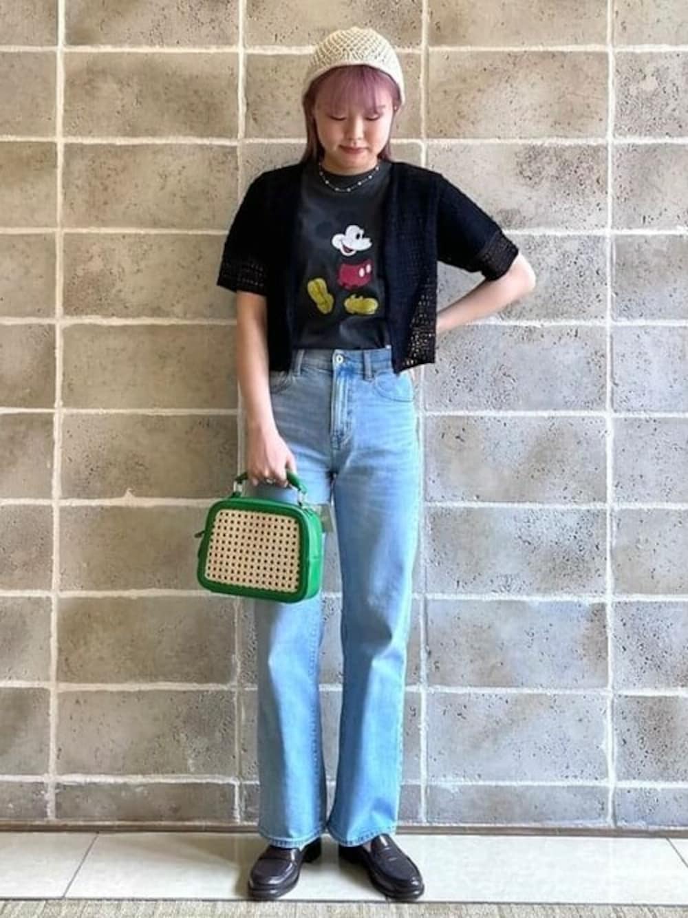 「ニット帽、Tシャツ、レイヤードスタイル、ミッキー、デニムパンツ、BEAMS LIGHTS、Ray BEAMS、夏コーデ、レイビームス、ビームスライツ」｜「Ray BEAMSのRay BEAMS / カゴメ 編み バッグ（トートバッグ、グリーン系）」を使った、BEAMS LIGHTS Women'sさん（レディース・164cm）の春コーディネートの1枚目の写真