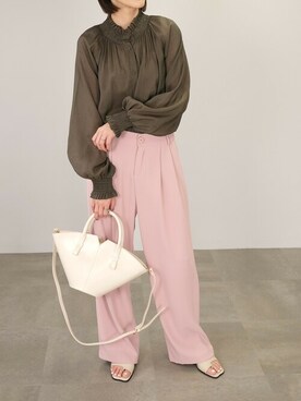 「シア―ブラウス」｜「アイテム（スラックス）」を使った、ANDJさん（レディース・165cm）の春コーディネート