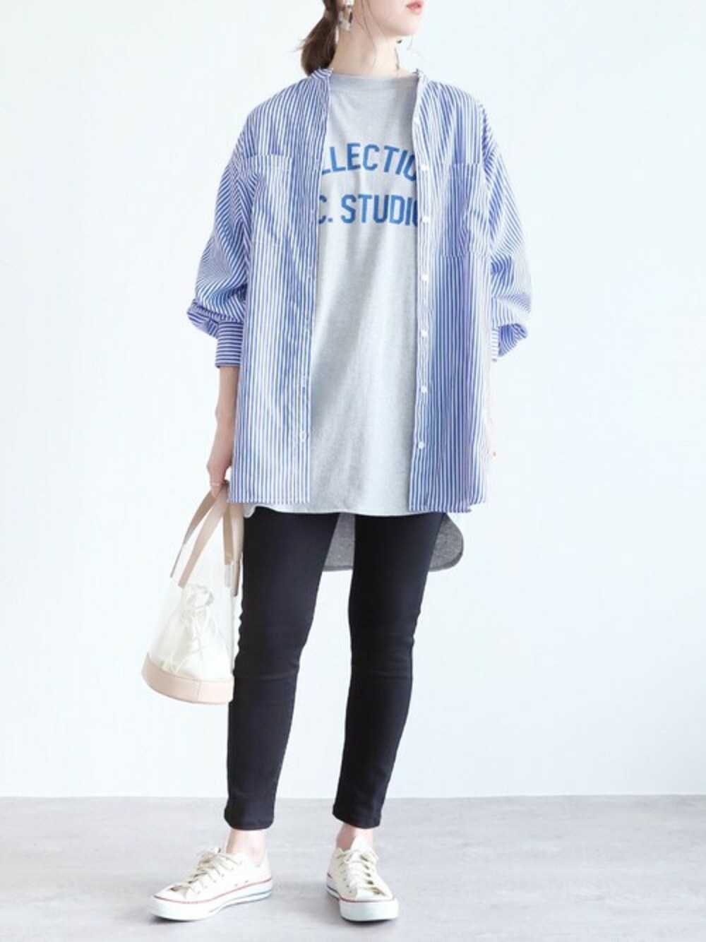 ブルー系のシャツ/ブラウス、グレー系のTシャツ/カットソーを着用したレディースの冬コーディネートの1枚目の写真