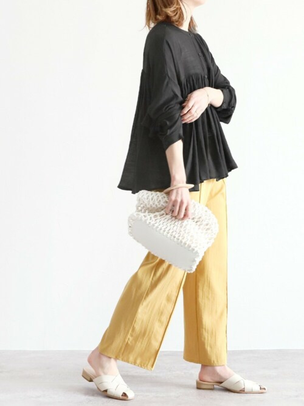 ブラック系のシャツ/ブラウスを着用したレディースの春コーディネートの1枚目の写真