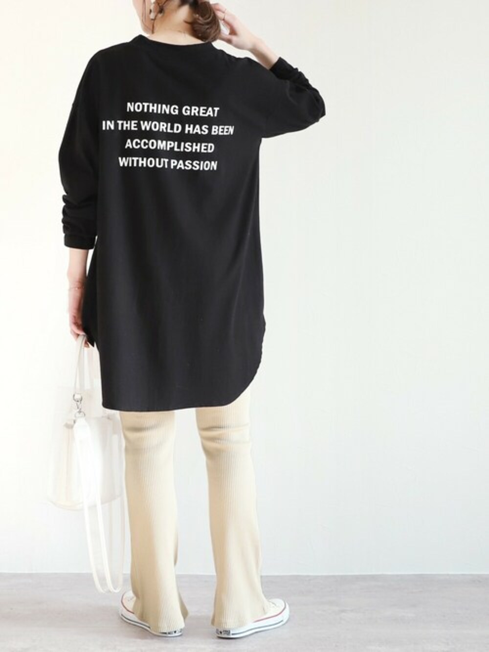 ブラック系のTシャツ/カットソー、ホワイト系のレギンス/スパッツを着用したレディースの春コーディネートの1枚目の写真
