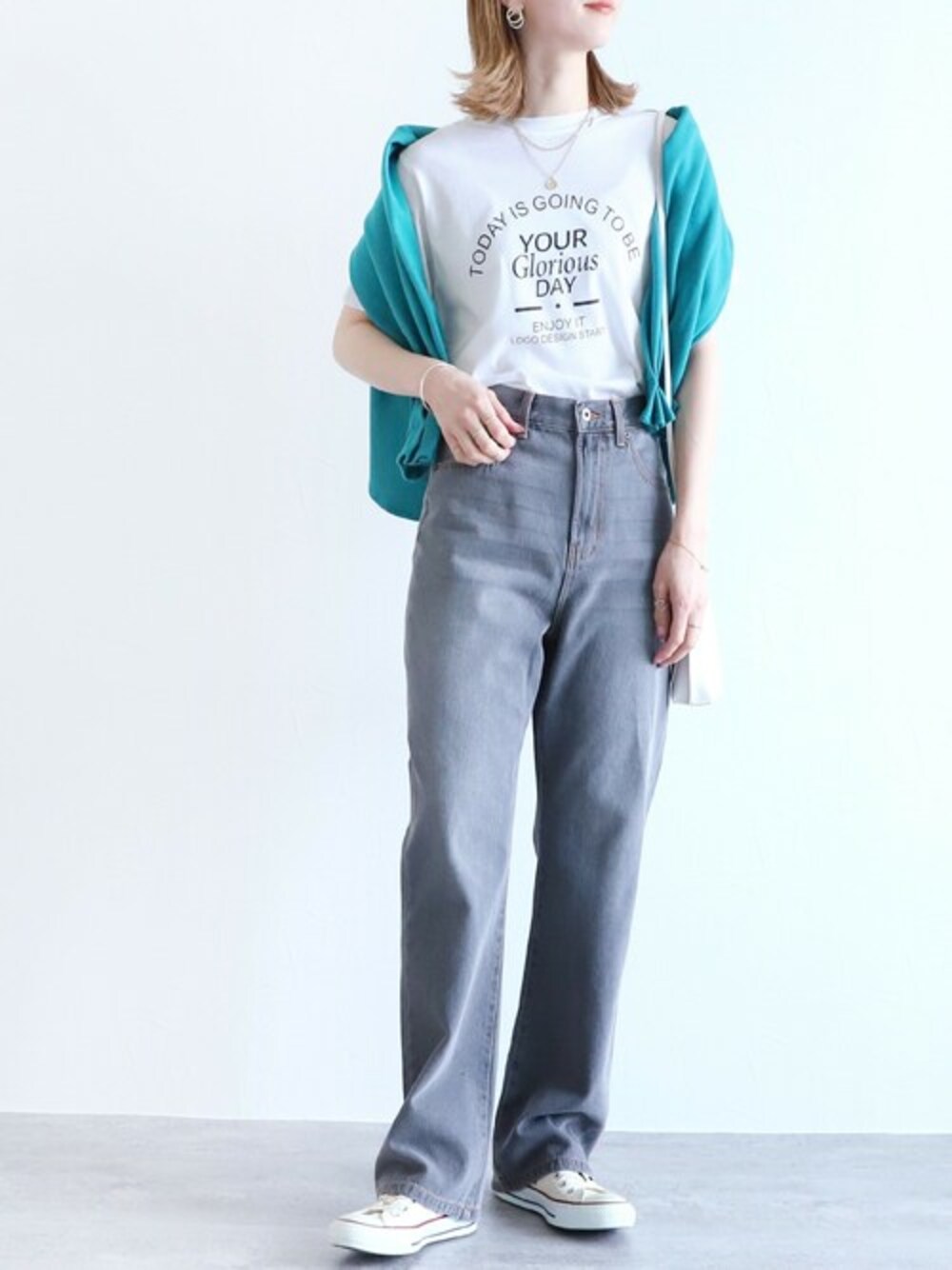 ホワイト系のTシャツ/カットソー、グレー系のデニムパンツを着用したレディースの春コーディネートの1枚目の写真