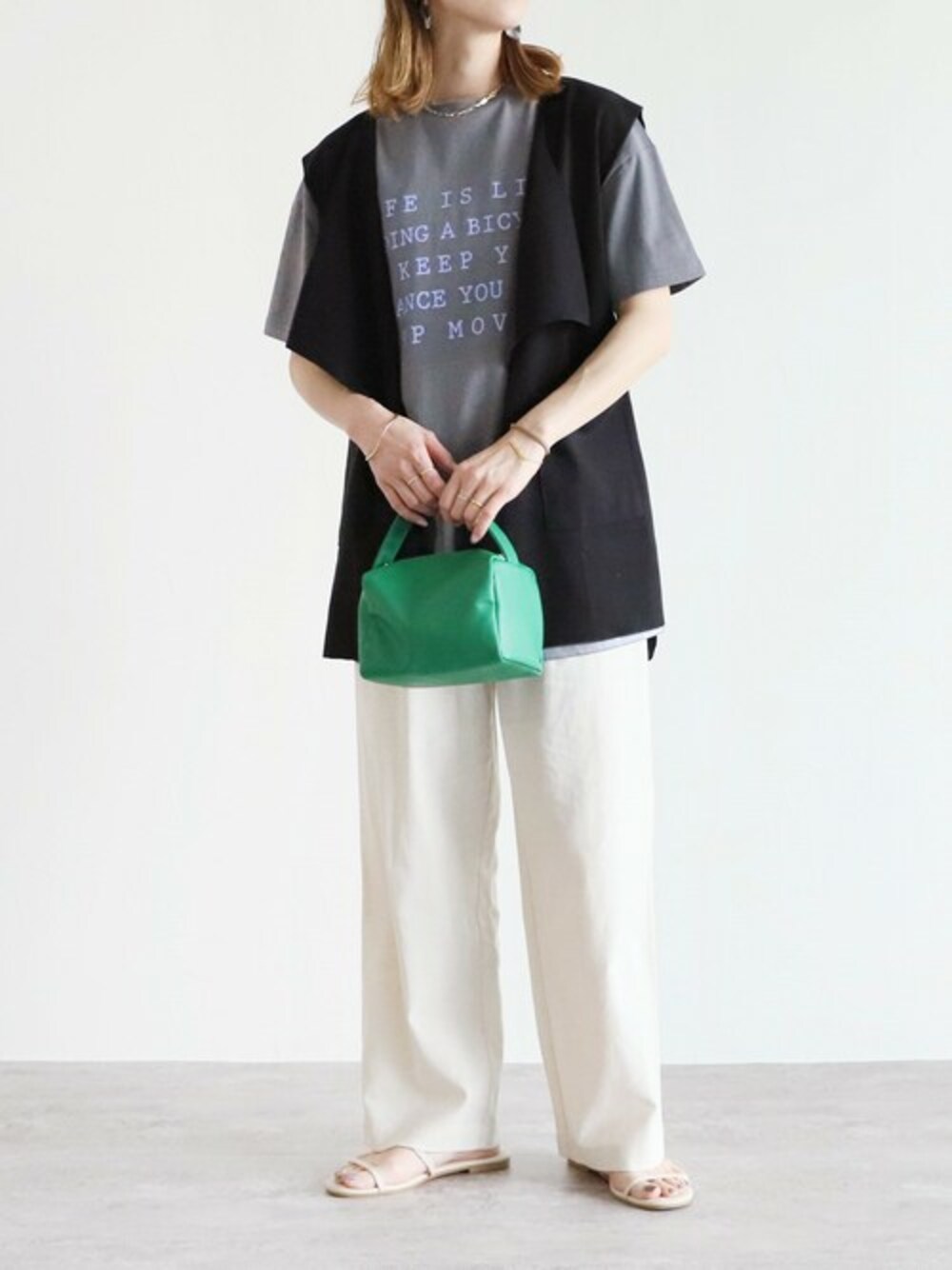 ホワイト系のその他パンツ、グレー系のTシャツ/カットソーを着用したレディースの春コーディネートの1枚目の写真