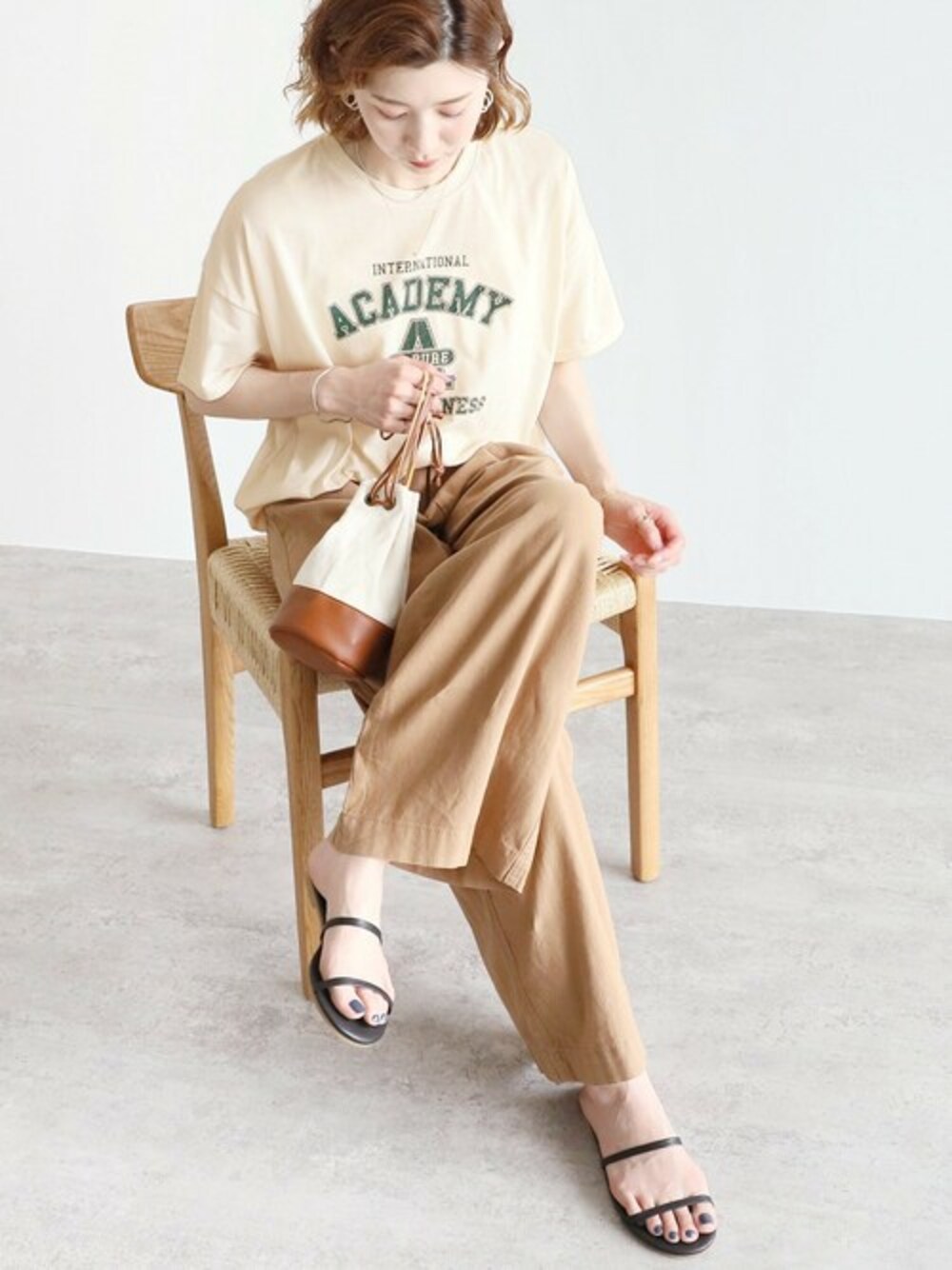 ベージュ系のTシャツ/カットソー、ブラウン系のその他パンツを着用したレディースの春コーディネートの1枚目の写真