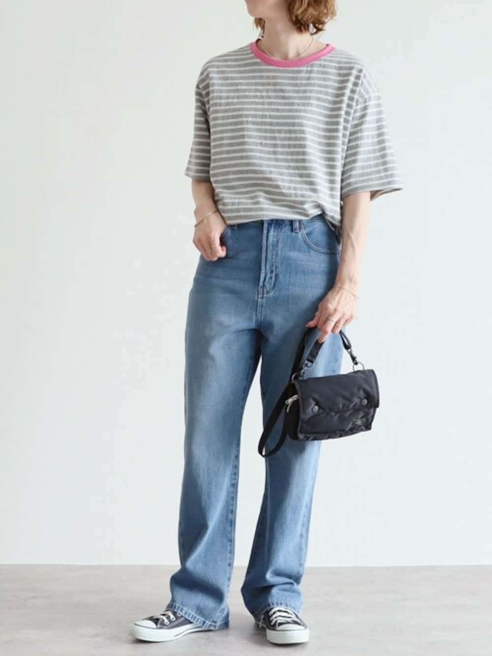 グレー系のTシャツ/カットソー、ブルー系のデニムパンツを着用したレディースの春コーディネートの1枚目の写真