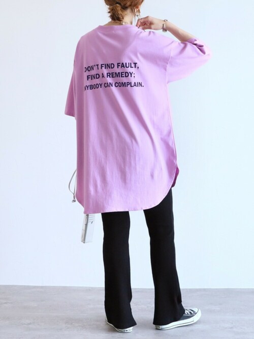 ピンク系のTシャツ/カットソー、ブラック系のレギンス/スパッツを着用したレディースの春コーディネートの1枚目の写真
