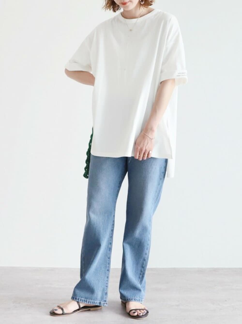 ホワイト系のTシャツ/カットソーを着用したレディースの春コーディネートの1枚目の写真