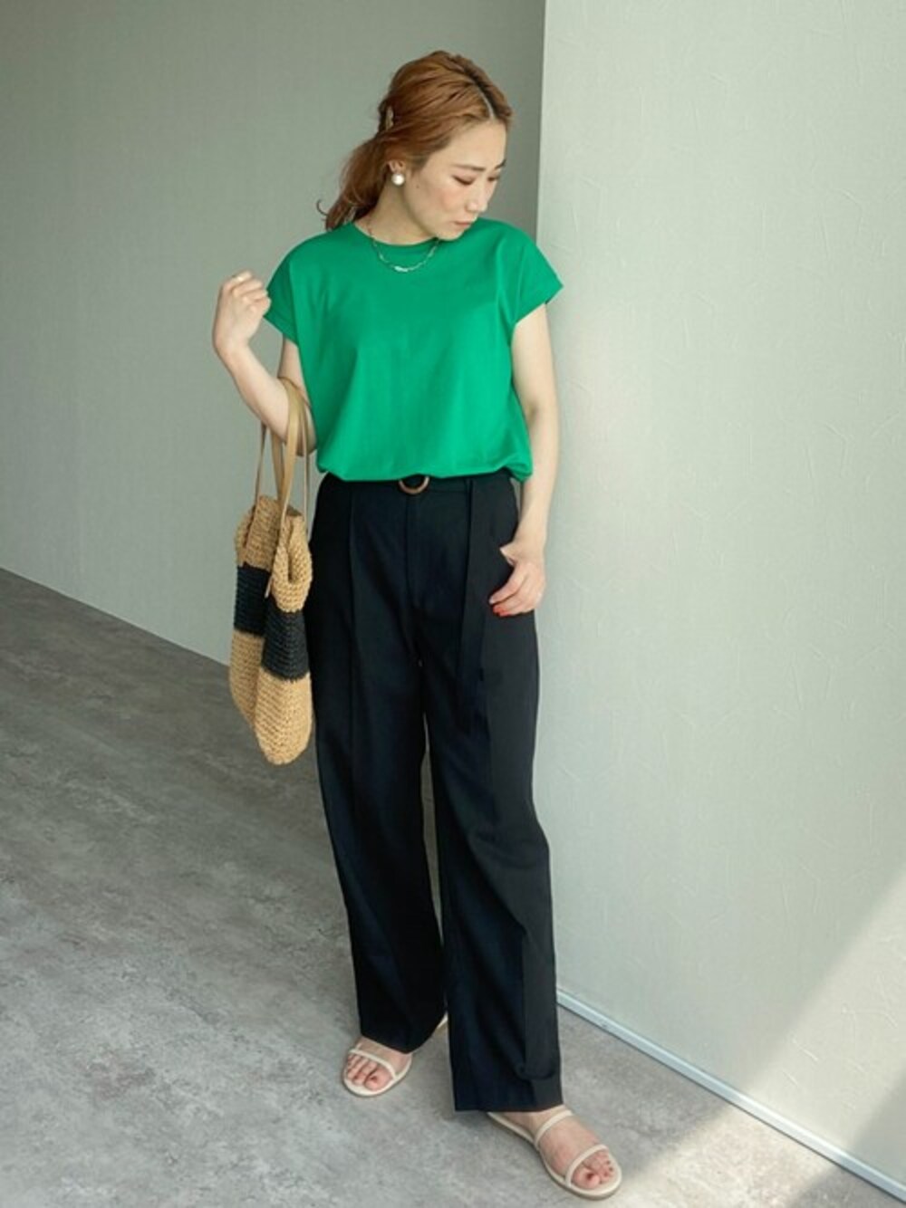 ブラック系のその他パンツ、グリーン系のTシャツ/カットソーを着用したレディースの夏コーディネートの1枚目の写真