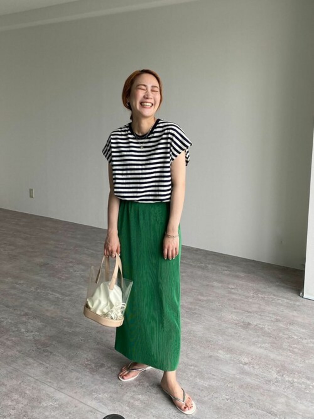 ブラック系のTシャツ/カットソー、グリーン系のスカートを着用したレディースの夏コーディネートの1枚目の写真