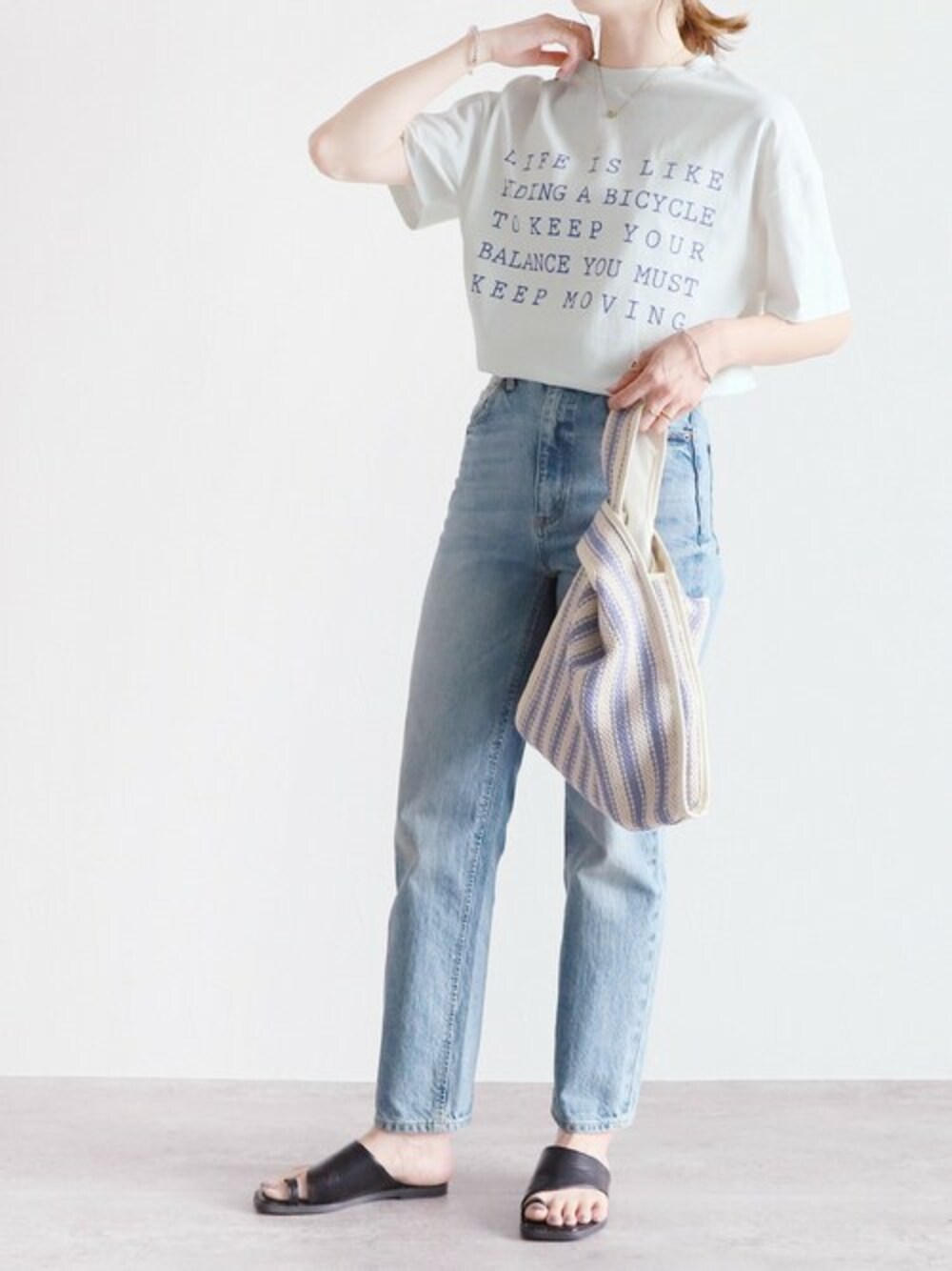 ホワイト系のTシャツ/カットソーを着用したレディースの夏コーディネートの1枚目の写真