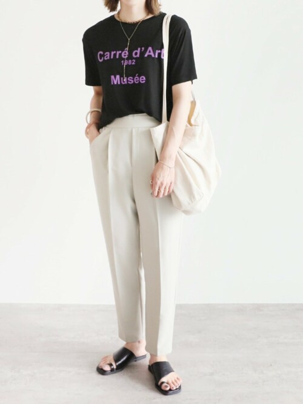 ブラック系のTシャツ/カットソー、ベージュ系のその他パンツを着用したレディースの夏コーディネートの1枚目の写真