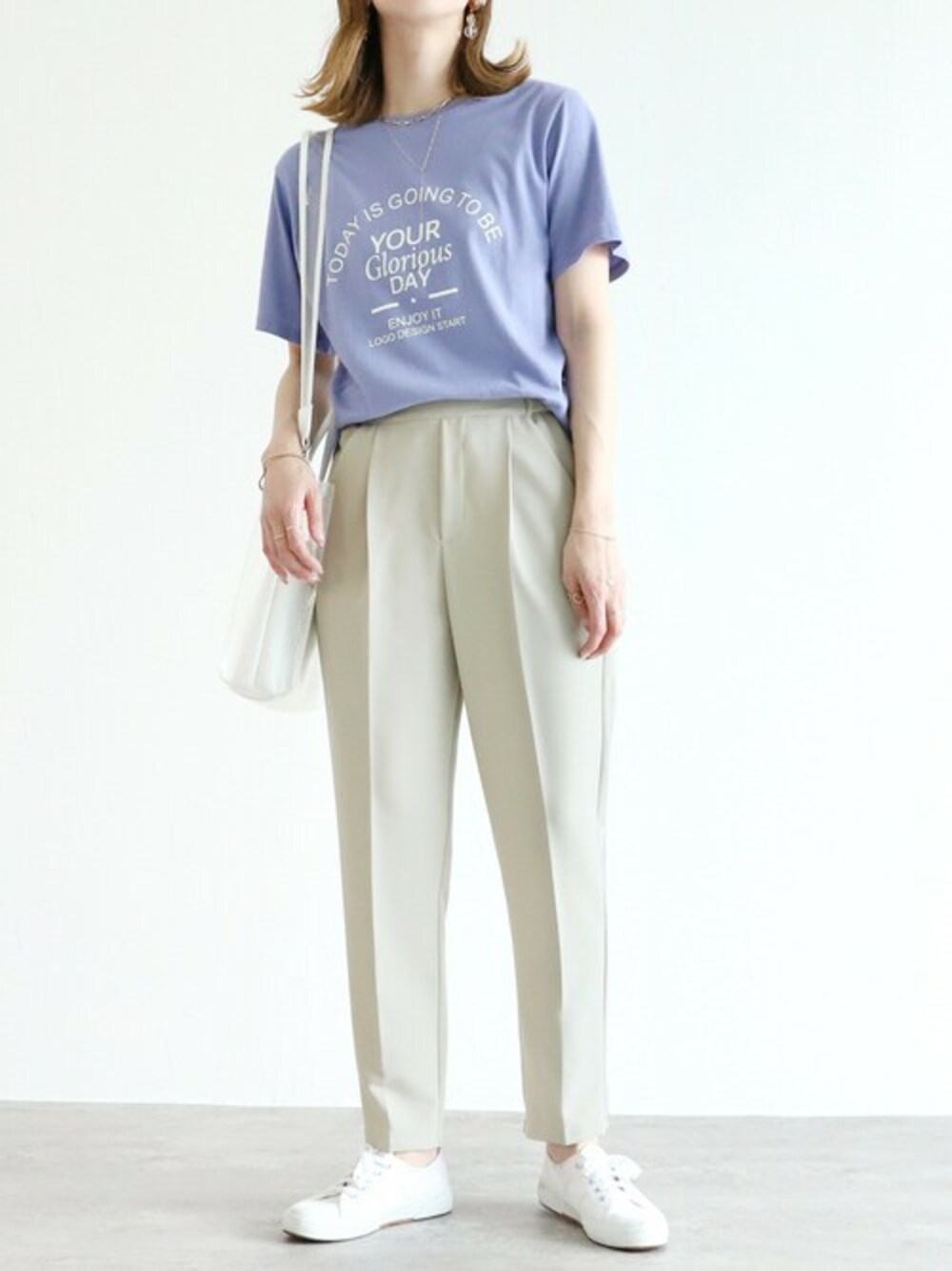 パープル系のTシャツ/カットソー、ベージュ系のその他パンツを着用したレディースの夏コーディネートの1枚目の写真