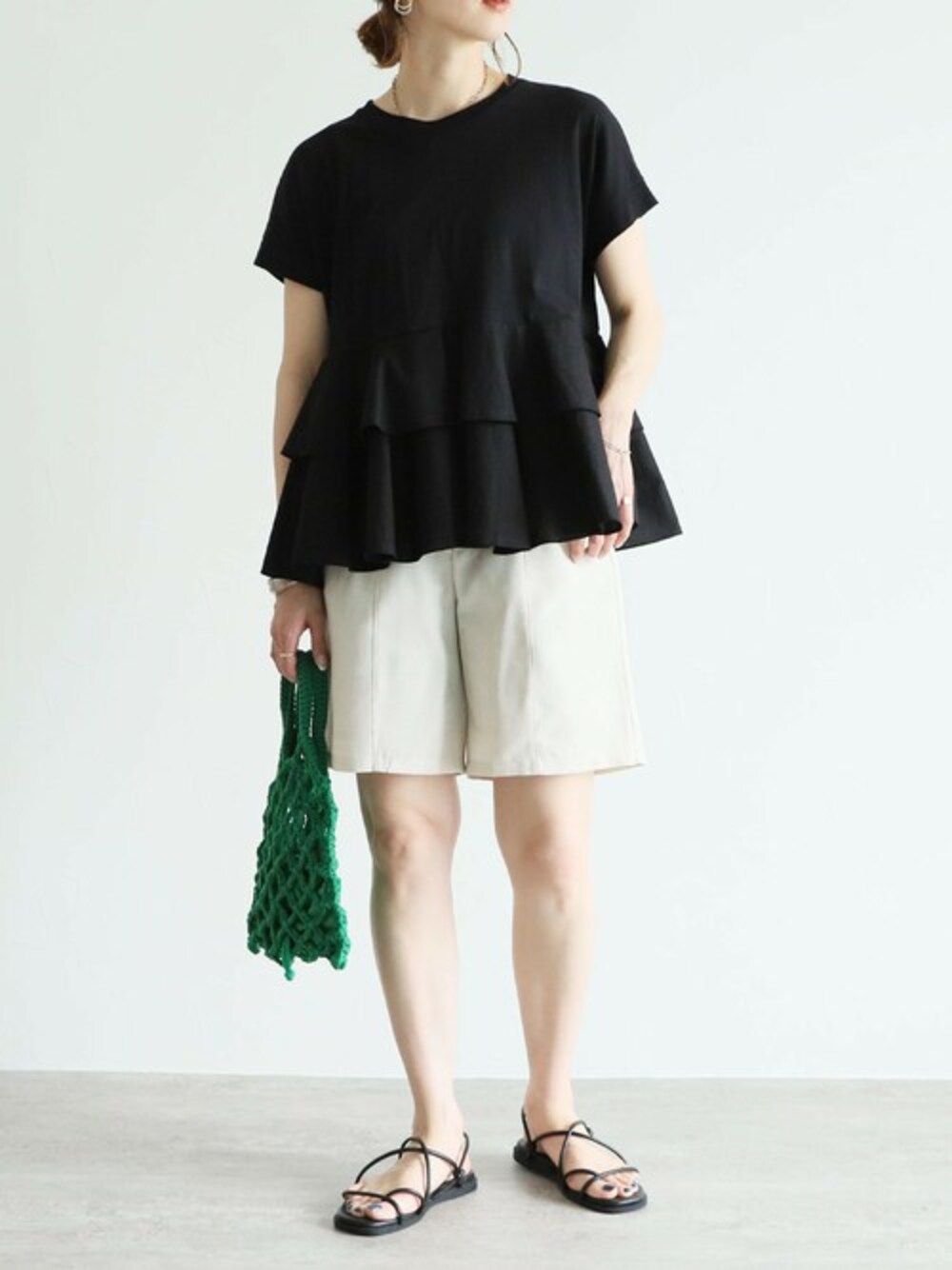 ホワイト系のその他パンツ、ブラック系のTシャツ/カットソーを着用したレディースの夏コーディネートの1枚目の写真