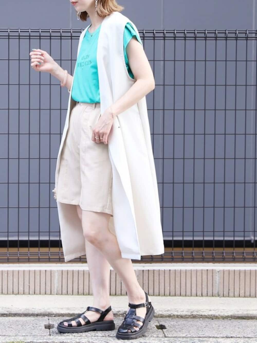ホワイト系のその他パンツ、グリーン系のTシャツ/カットソー、ホワイト系のベストを着用したレディースの夏コーディネートの1枚目の写真