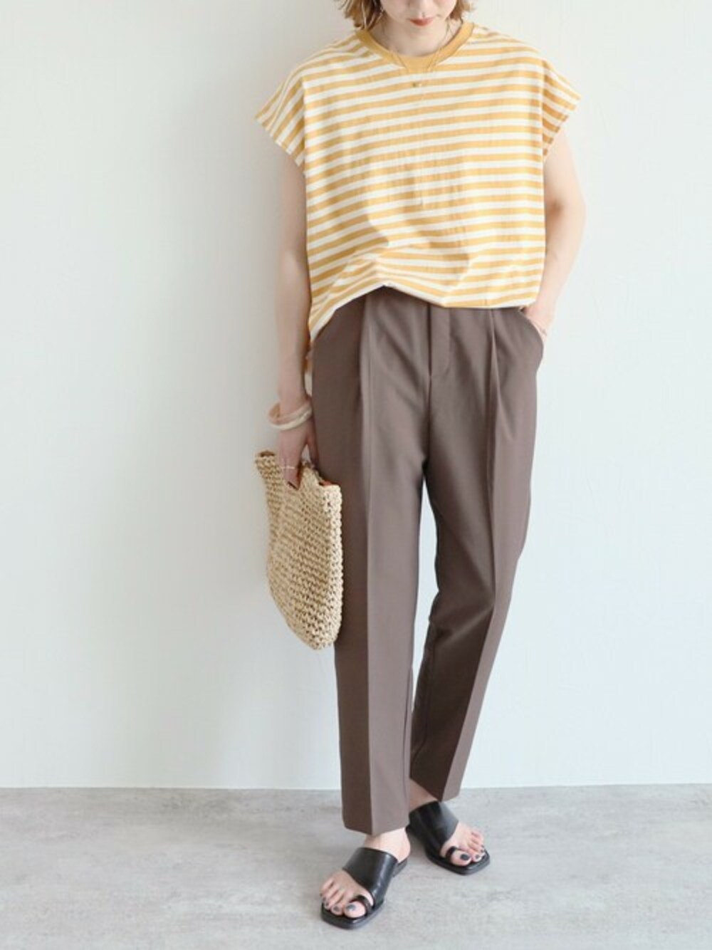 ブラウン系のその他パンツ、イエロー系のTシャツ/カットソーを着用したレディースの夏コーディネートの1枚目の写真