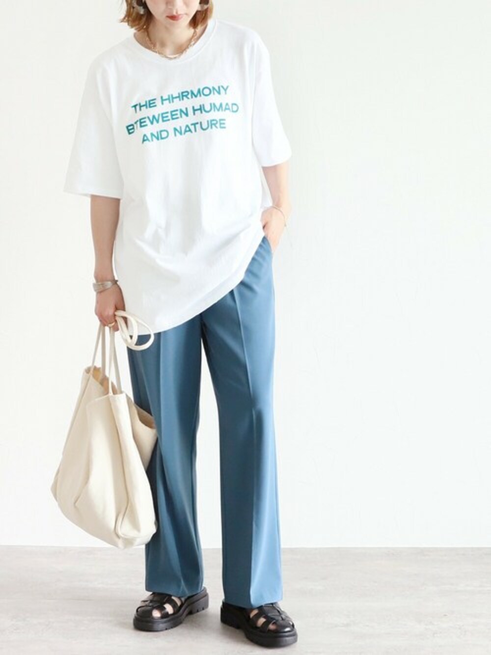 ホワイト系のTシャツ/カットソーを着用したレディースの夏コーディネートの1枚目の写真