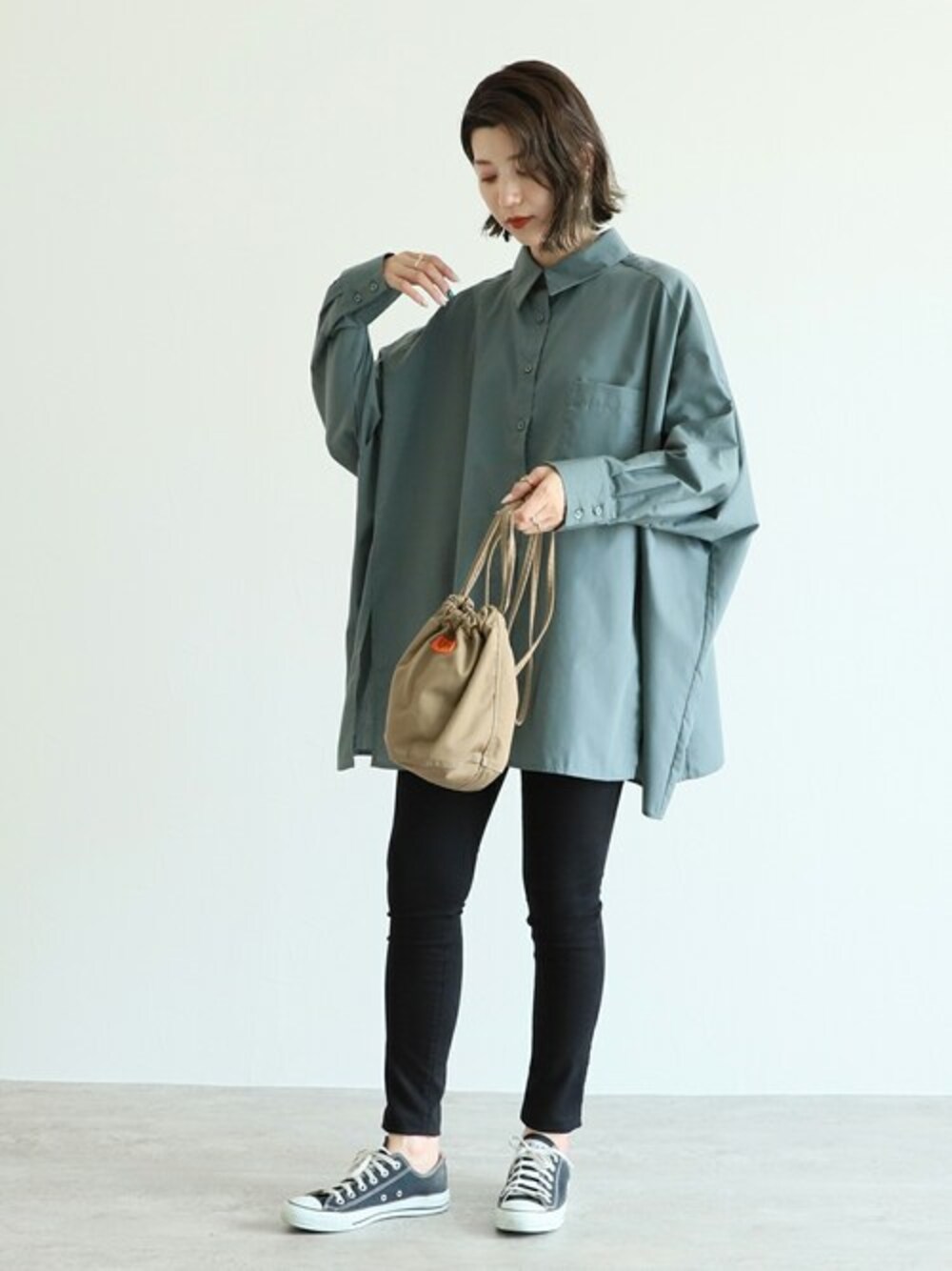 ブルー系のシャツ/ブラウスを着用したレディースの夏コーディネートの1枚目の写真