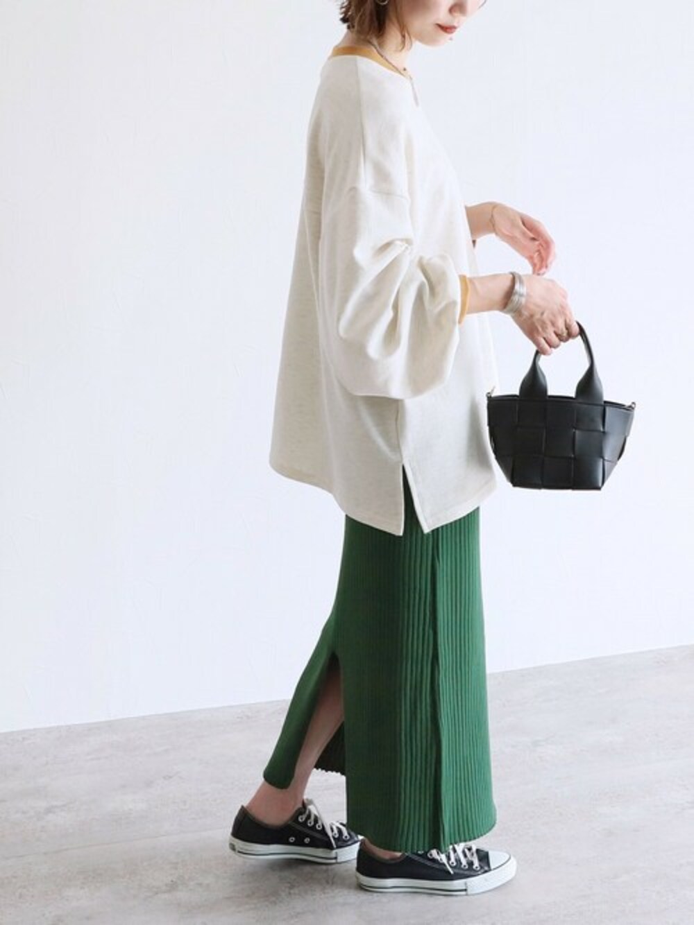 グリーン系のスカート、ベージュ系のスウェットを着用したレディースの夏コーディネートの1枚目の写真