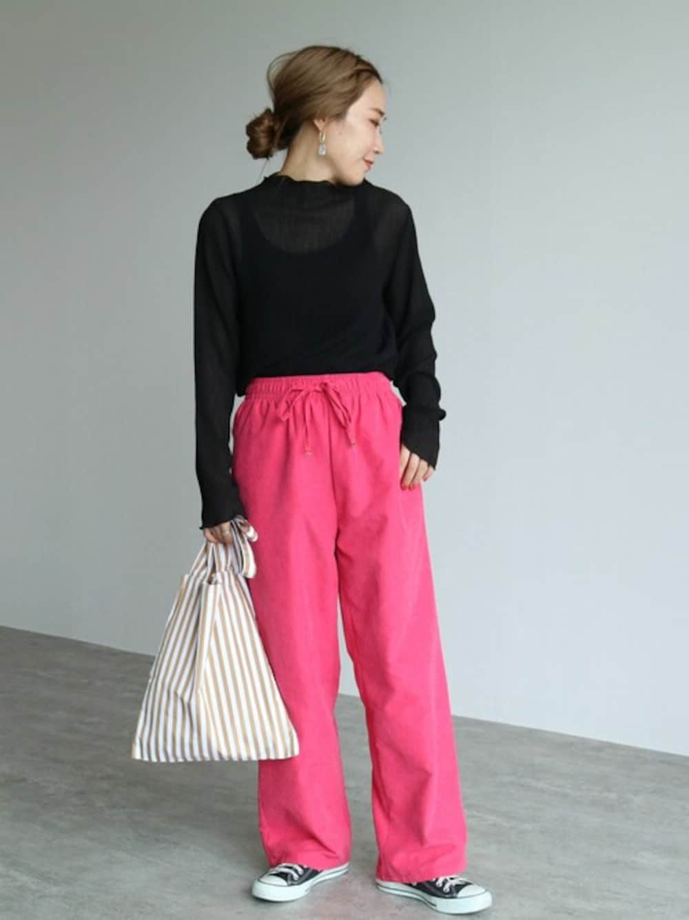 ブラック系のシャツ/ブラウス、ピンク系のその他パンツを着用したレディースの秋コーディネートの1枚目の写真