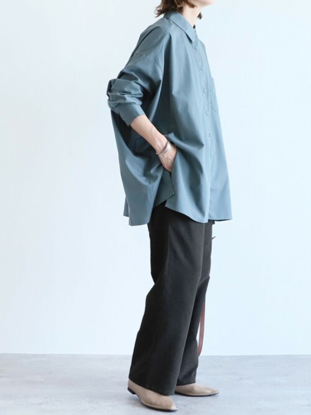 ブラック系のその他パンツ、ブルー系のシャツ/ブラウスを着用したレディースの秋コーディネートの1枚目の写真