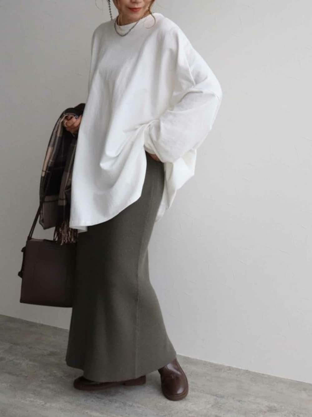 ホワイト系のスウェット、グレー系のスカートを着用したレディースの秋コーディネートの1枚目の写真