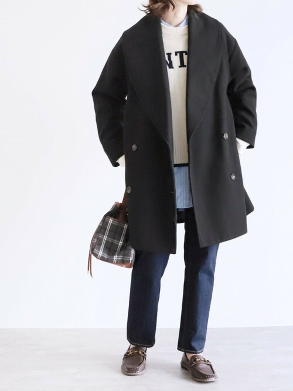 ブラック系のその他アウターを着用したレディースの秋コーディネートの1枚目の写真