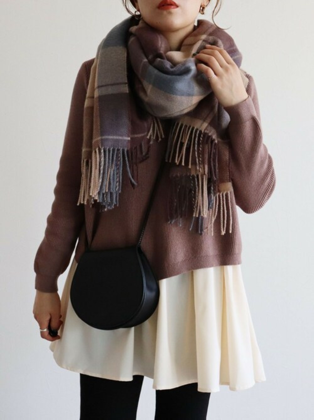 ブラウン系のニット/セーターを着用したレディースの秋コーディネートの1枚目の写真