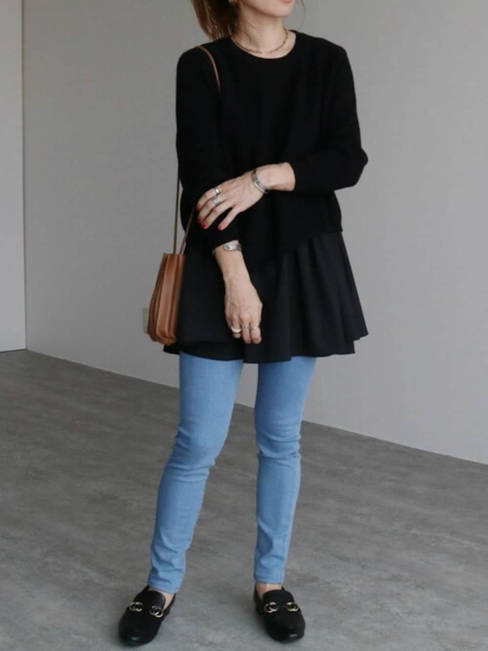 ブラック系のニット/セーターを着用したレディースの冬コーディネートの1枚目の写真