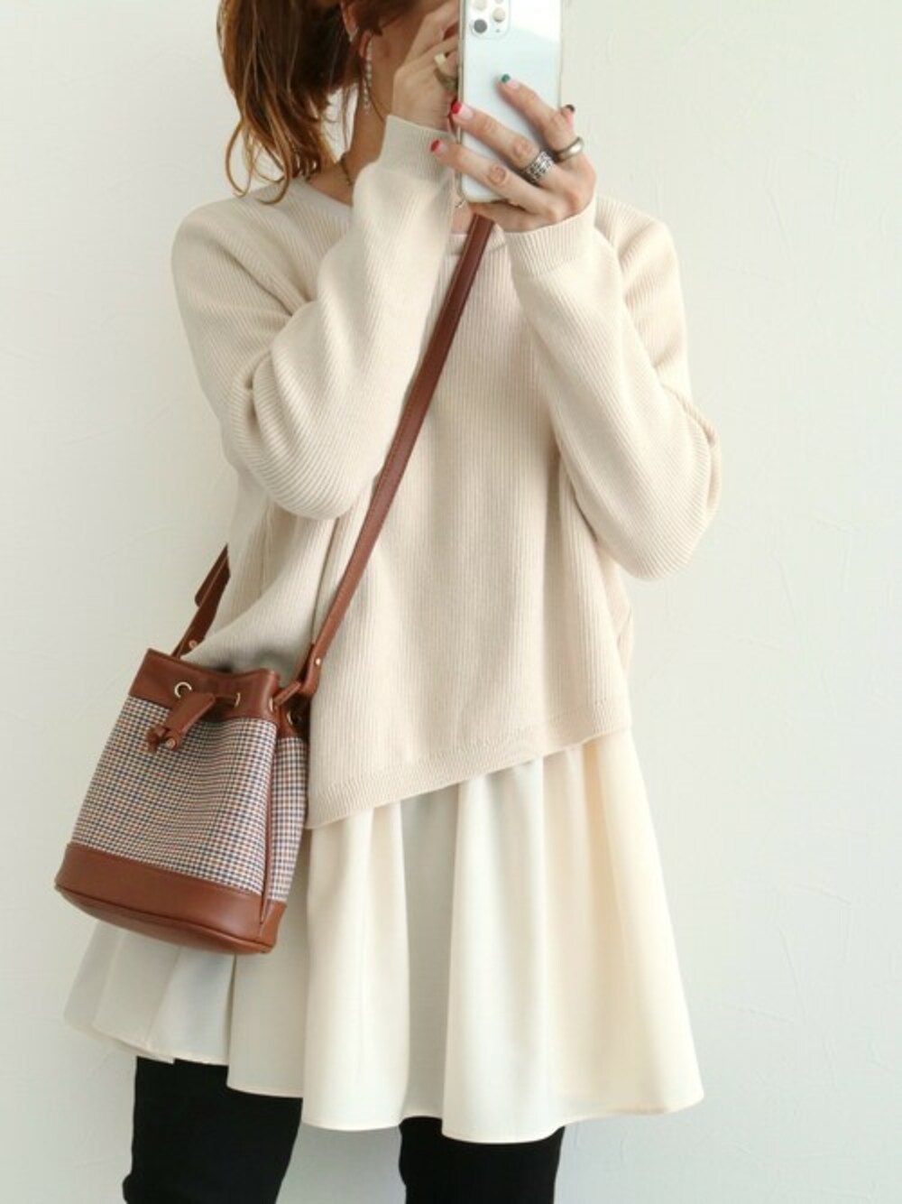 ベージュ系のニット/セーターを着用したレディースの冬コーディネートの1枚目の写真