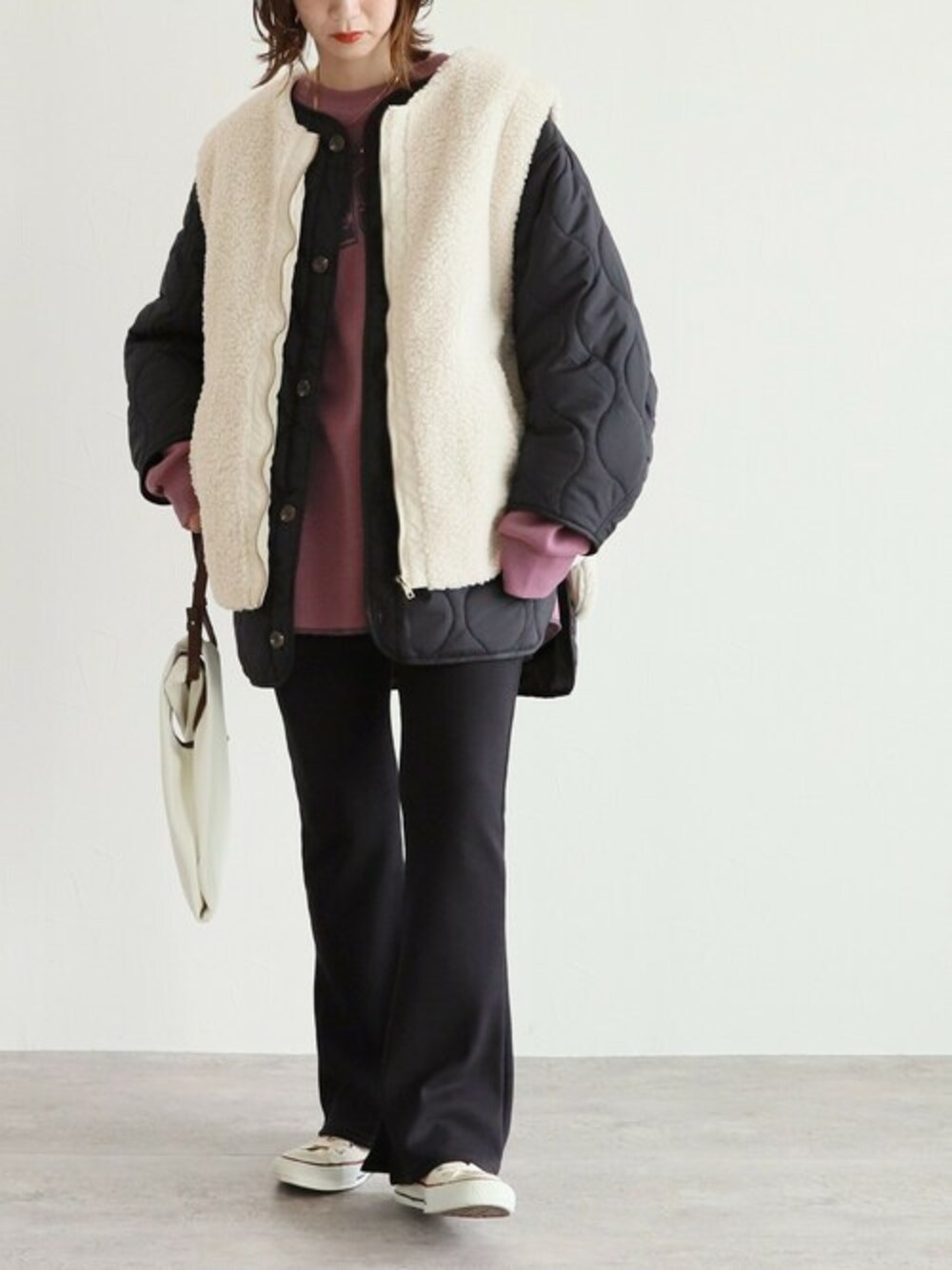 ブラック系のその他アウター、パープル系のスウェット、ブラック系のその他パンツを着用したレディースの冬コーディネートの1枚目の写真