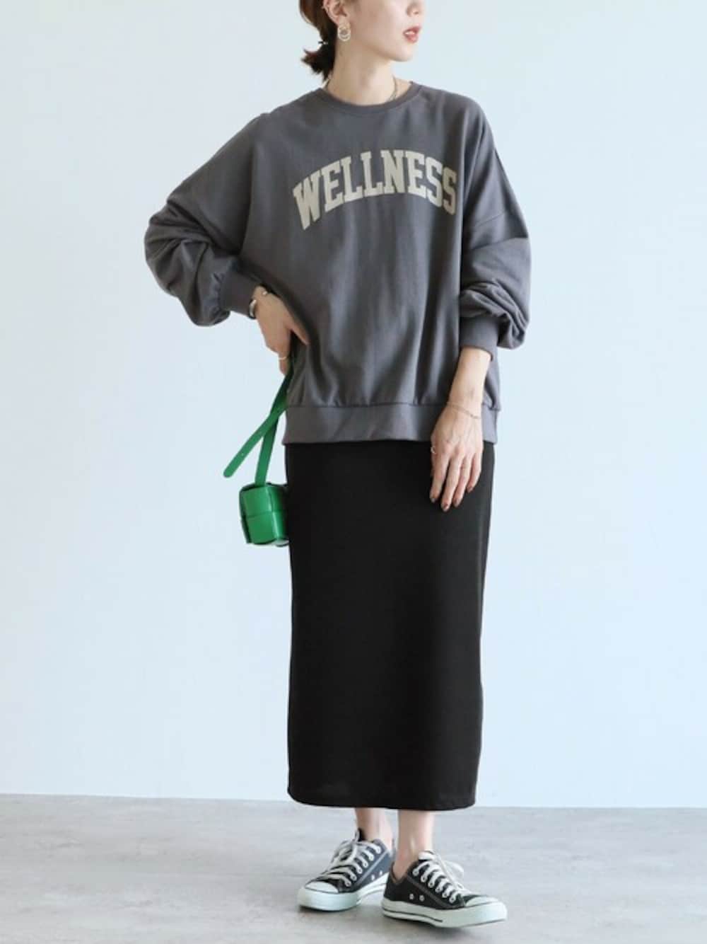 ブラック系のスカート、グレー系のスウェットを着用したレディースの冬コーディネートの1枚目の写真